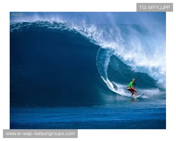 冲浪双人组动作默契，网友：他们肯定谈恋爱了